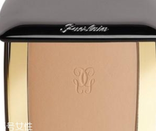 dior迪奧和嬌蘭粉餅?zāi)膫€好？