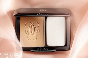 dior迪奧和嬌蘭粉餅?zāi)膫€好？