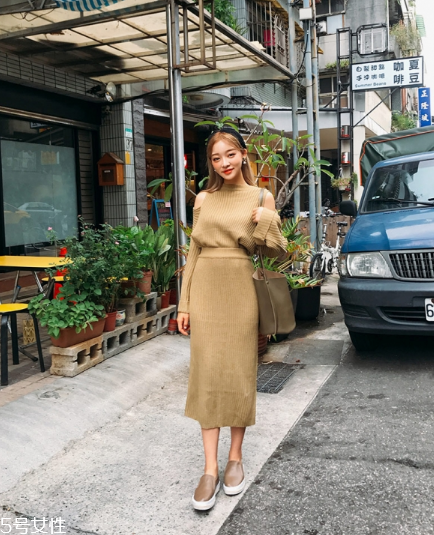 針織套裝配什么鞋子？彰顯時(shí)髦和個(gè)性