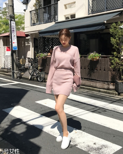 針織套裝配什么鞋子？彰顯時(shí)髦和個(gè)性