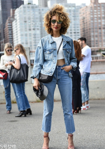 牛仔上衣配什么褲子好看？這個(gè)春天酷到爆