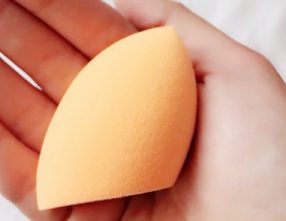 美妝蛋怎樣上妝更服帖？先浸濕再用