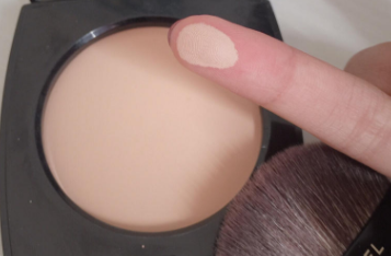 Chanel香奈兒柔光蜜粉餅好用嗎？春夏妝容救星