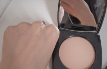 Chanel香奈兒柔光蜜粉餅好用嗎？春夏妝容救星