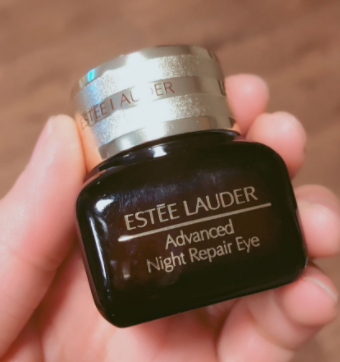 雅詩蘭黛小棕瓶眼霜適合多大年齡？所有年紀