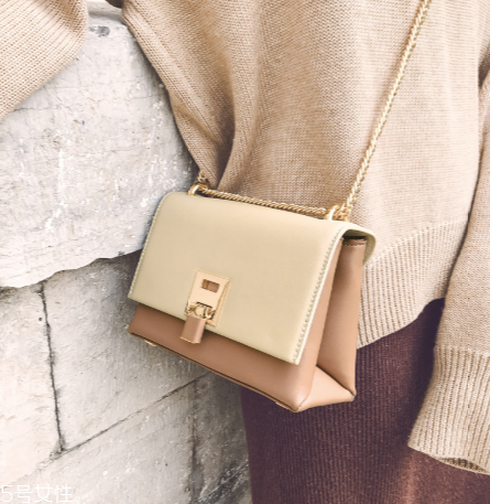 白領(lǐng)適合背什么款式包包？經(jīng)典款手袋來襲