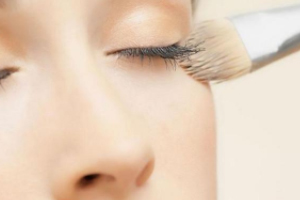 粉底液怎么涂不浮粉？指腹按壓避免脫妝