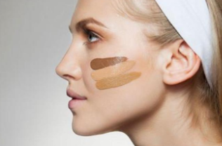 粉底液怎么涂不浮粉？指腹按壓避免脫妝