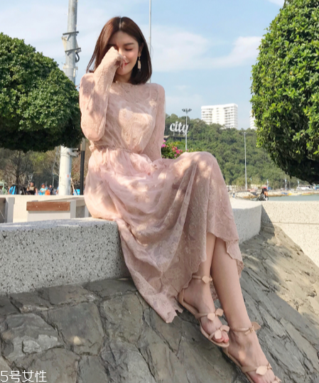 春天穿什么款式連衣裙好看？讓你早春美翻天