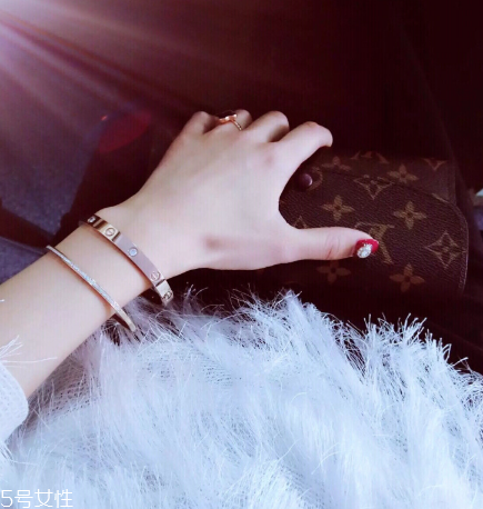 卡地亞手鐲可以戴著洗澡嗎？最好不要經(jīng)常碰水