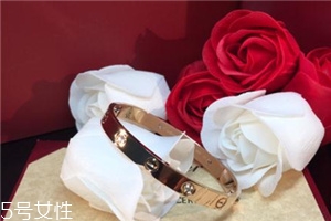 卡地亞手鐲可以戴著洗澡嗎？最好不要經(jīng)常碰水