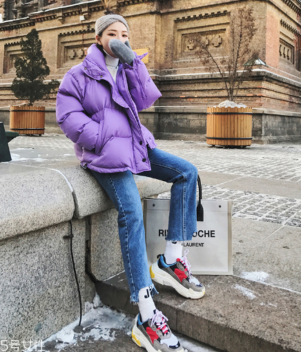 牛仔褲可以配皮鞋嗎？搭出時尚街拍范兒