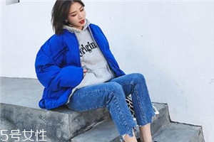 牛仔褲可以配皮鞋嗎？搭出時尚街拍范兒