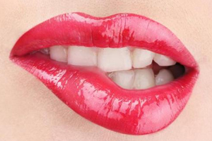 口紅雨衣能和唇蜜一起用嗎？一起用會(huì)殘妝