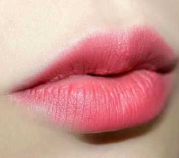 口紅雨衣能和唇蜜一起用嗎？一起用會(huì)殘妝