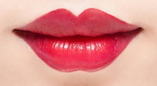 口紅雨衣能和唇蜜一起用嗎？一起用會(huì)殘妝