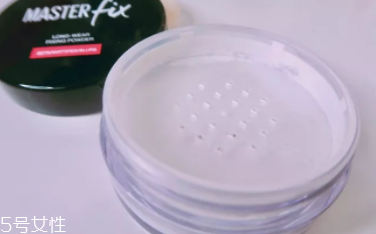 蜜粉能用在嘴唇上嗎？打造啞光唇妝