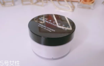 蜜粉能用在嘴唇上嗎？打造啞光唇妝