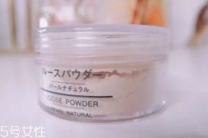 蜜粉能用在嘴唇上嗎？打造啞光唇妝