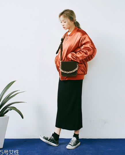 黑色針織裙配什么鞋子？各種風格隨意切換