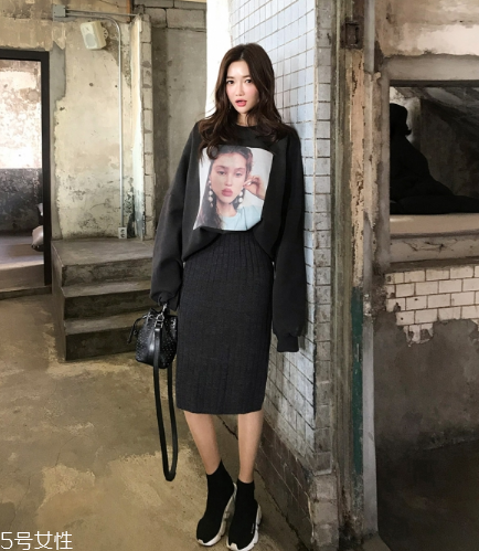 黑色針織裙配什么鞋子？各種風格隨意切換