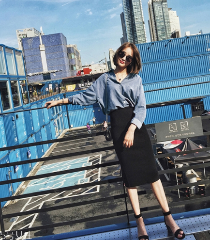 黑色針織裙配什么鞋子？各種風格隨意切換