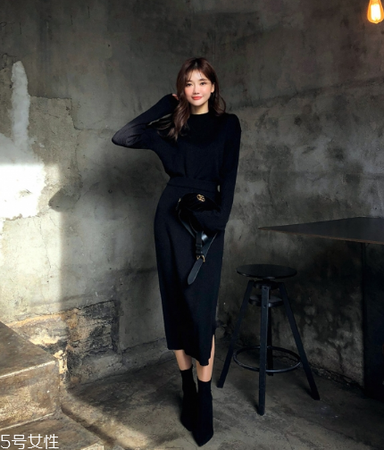 黑色針織裙配什么鞋子？各種風格隨意切換