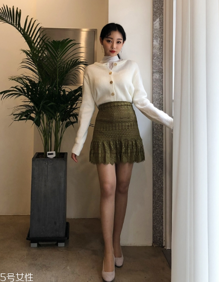 白色針織衫怎么搭配？今年開春這樣穿