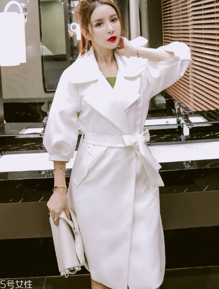 2022年流行風(fēng)衣有哪些款式？這幾款都是必備款