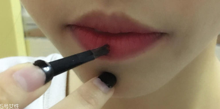 霧唇妝畫法圖解 5步打造甜美霧面唇妝 霧唇妝畫法圖解 5步打造甜美霧面唇妝