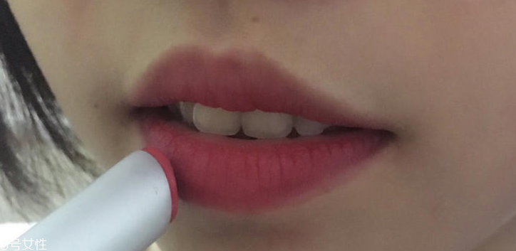 霧唇妝畫法圖解 5步打造甜美霧面唇妝 霧唇妝畫法圖解 5步打造甜美霧面唇妝