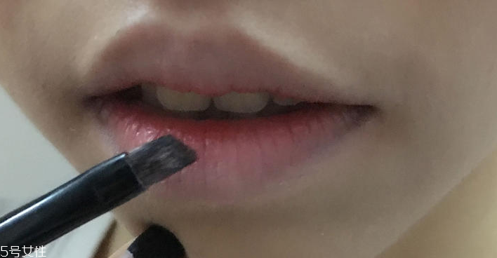 霧唇妝畫法圖解 5步打造甜美霧面唇妝 霧唇妝畫法圖解 5步打造甜美霧面唇妝