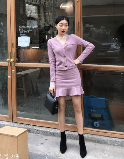 紫色針織衫怎么搭配？開春穿出浪漫甜美氣息