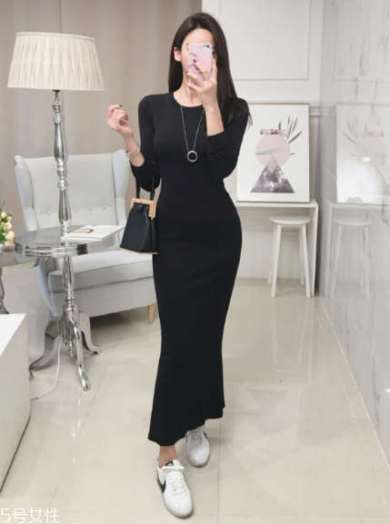 黑色針織連衣裙配什么鞋子？微胖女生也能駕馭