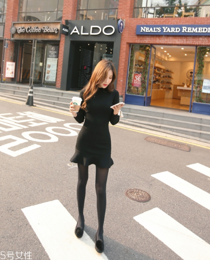 黑色針織連衣裙配什么鞋子？微胖女生也能駕馭