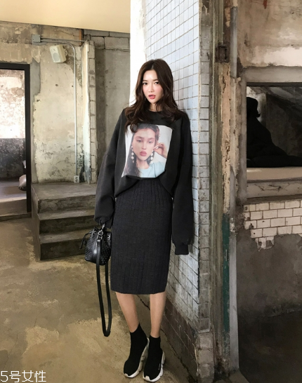 黑色針織裙配什么上衣好看？小女人溫柔氣質(zhì)盡顯