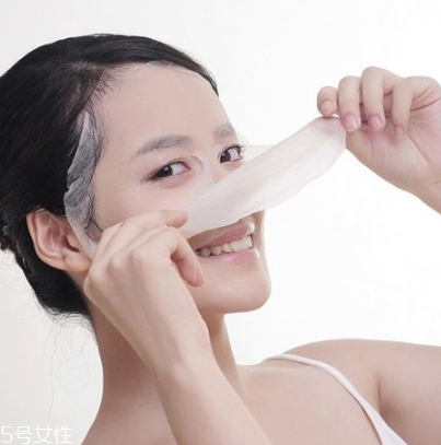 敷完面膜不洗臉會怎么樣？粉刺悶痘毛孔堵塞