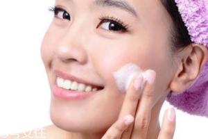 早上洗臉要用洗面奶嗎？油皮才需要