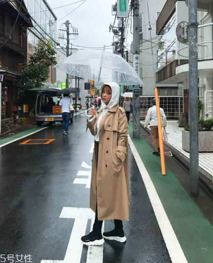 風(fēng)衣搭配什么鞋子？早春美出新高度