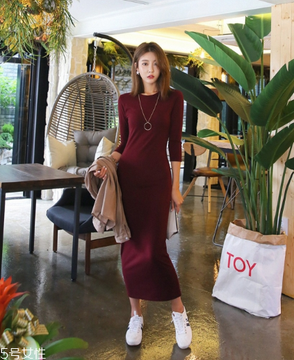 紅色針織連衣裙怎么搭配？氣質(zhì)女神就是你