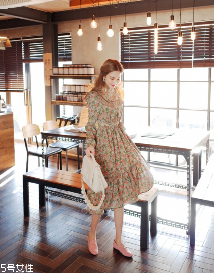 碎花連衣裙搭配什么鞋子？玩轉(zhuǎn)復古甜美