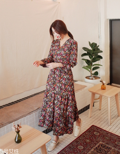 碎花連衣裙搭配什么鞋子？玩轉(zhuǎn)復古甜美