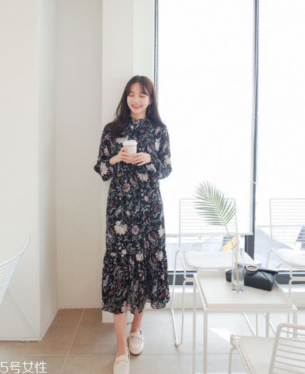 碎花連衣裙搭配什么鞋子？玩轉(zhuǎn)復古甜美