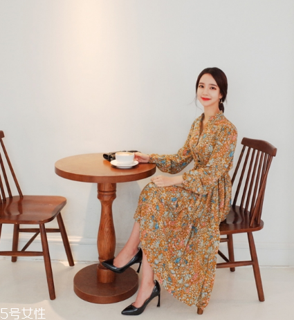 碎花連衣裙搭配什么鞋子？玩轉(zhuǎn)復古甜美