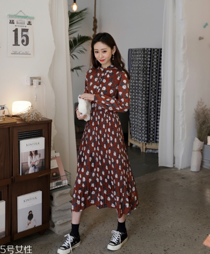 碎花連衣裙搭配什么鞋子？玩轉(zhuǎn)復古甜美