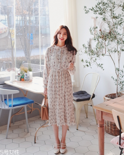 碎花連衣裙搭配什么鞋子？玩轉(zhuǎn)復古甜美