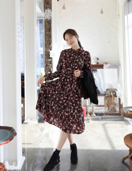 碎花連衣裙搭配什么鞋子？玩轉(zhuǎn)復古甜美