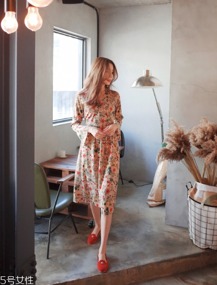 碎花連衣裙搭配什么鞋子？玩轉(zhuǎn)復古甜美