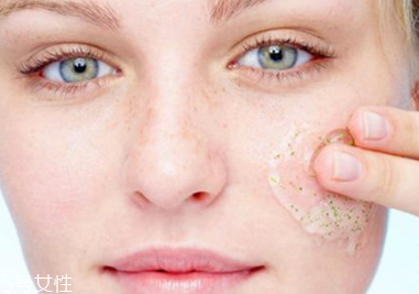 痘痘肌可以去角質嗎？不嚴重時可以去角質