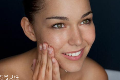 痘痘肌可以去角質嗎？不嚴重時可以去角質